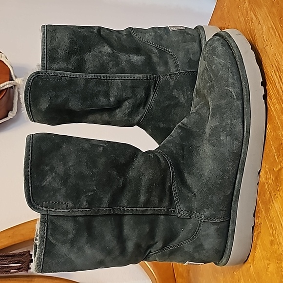 UGG Classic Short Bailey Zip Boot - Picture 5 of 5